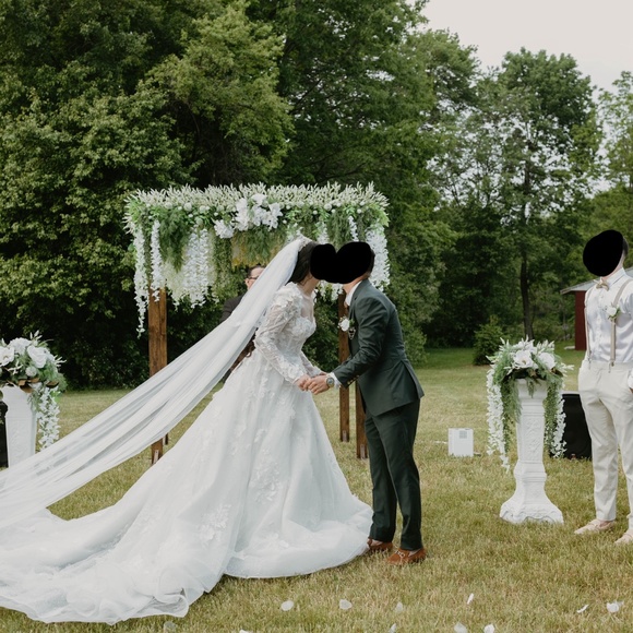 Wedding dress with 3D Flowers and Petticoat - Picture 9 of 10